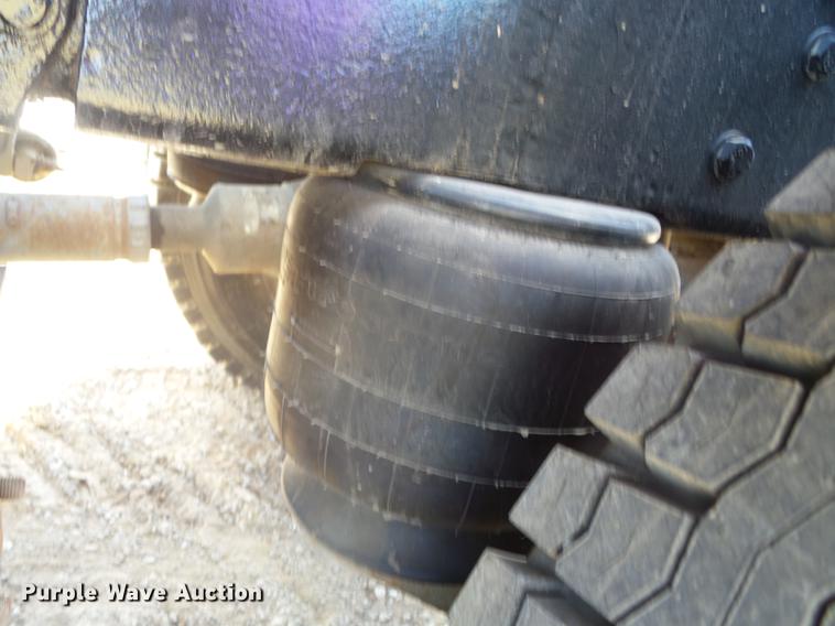 image for item DF1264 1999 Peterbilt 385 roll off container truck