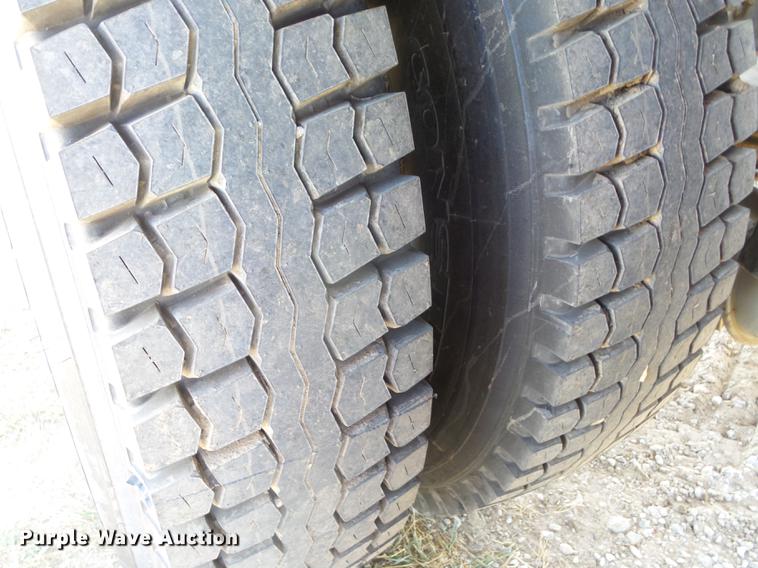 image for item DF1264 1999 Peterbilt 385 roll off container truck