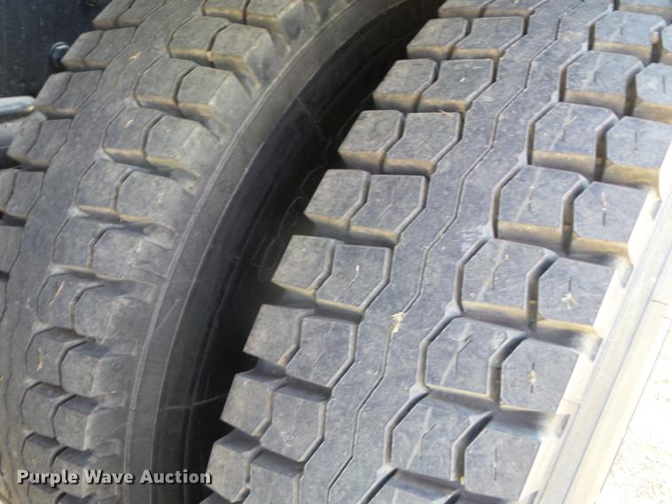 image for item DF1264 1999 Peterbilt 385 roll off container truck