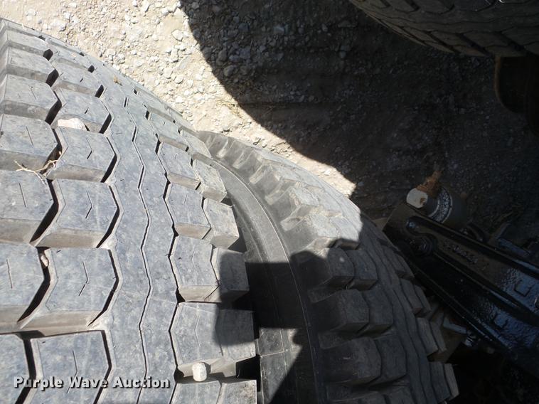 image for item DF1264 1999 Peterbilt 385 roll off container truck