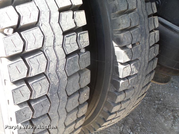 image for item DF1264 1999 Peterbilt 385 roll off container truck