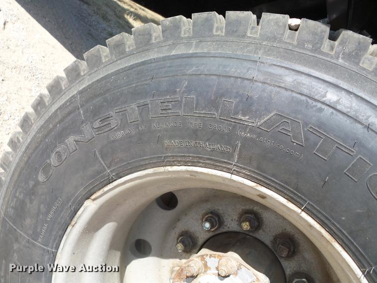 image for item DF1264 1999 Peterbilt 385 roll off container truck