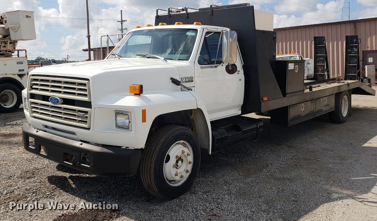 image for item DF2447 1993 Ford F700 flatbed truck