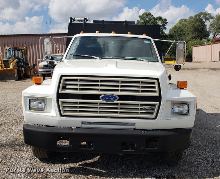 image for item DF2447 1993 Ford F700 flatbed truck