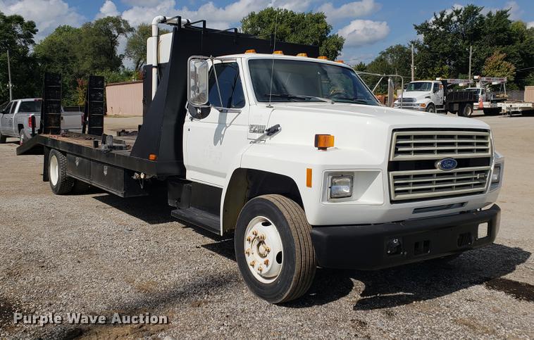 image for item DF2447 1993 Ford F700 flatbed truck