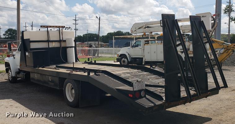image for item DF2447 1993 Ford F700 flatbed truck