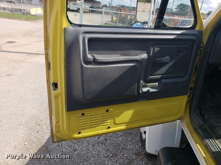 image for item DF2447 1993 Ford F700 flatbed truck