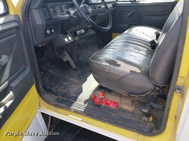 image for item DF2447 1993 Ford F700 flatbed truck