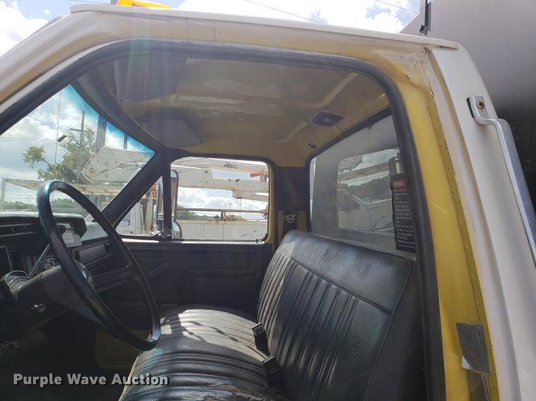 image for item DF2447 1993 Ford F700 flatbed truck