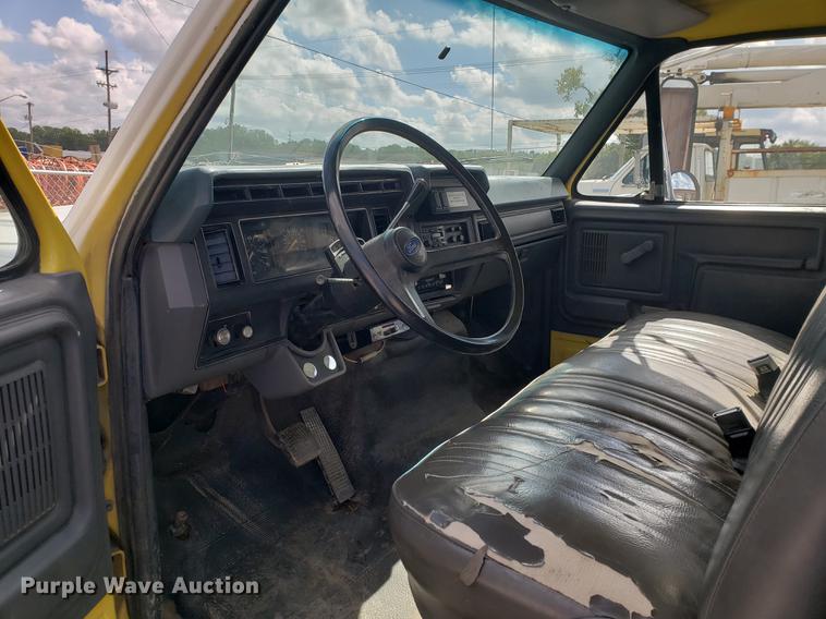 image for item DF2447 1993 Ford F700 flatbed truck