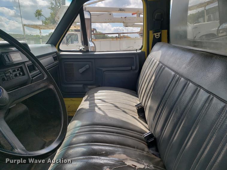 image for item DF2447 1993 Ford F700 flatbed truck