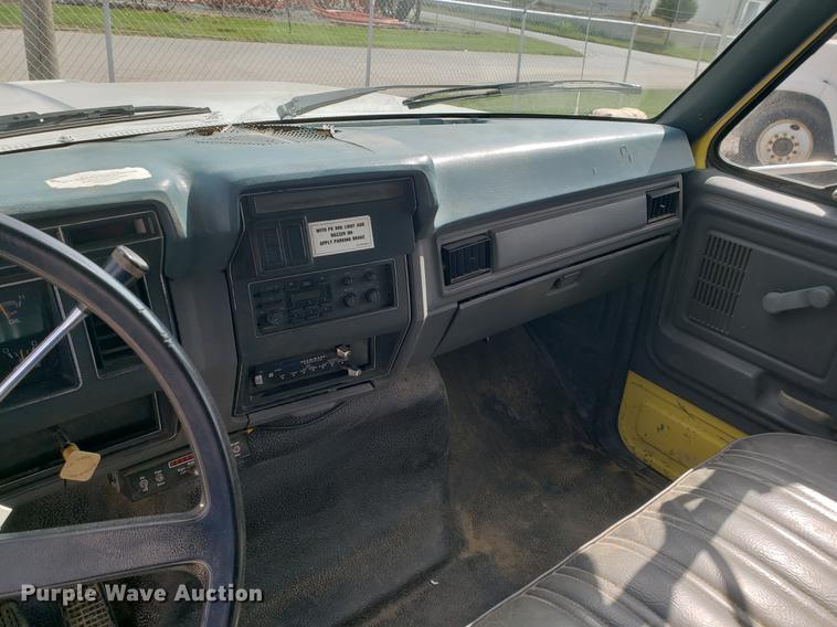 image for item DF2447 1993 Ford F700 flatbed truck