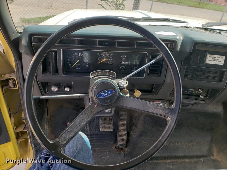 image for item DF2447 1993 Ford F700 flatbed truck