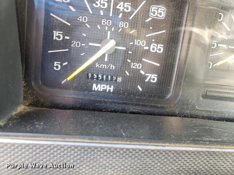 image for item DF2447 1993 Ford F700 flatbed truck