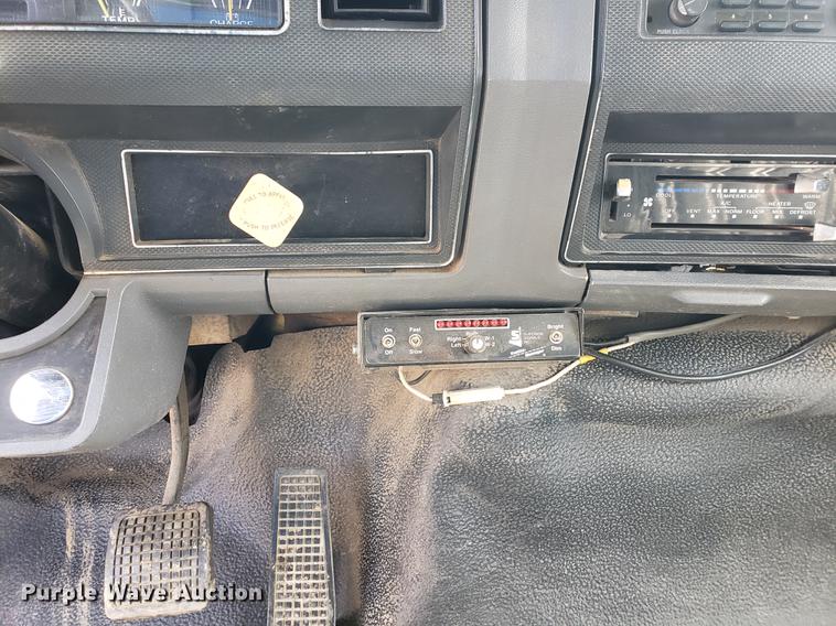 image for item DF2447 1993 Ford F700 flatbed truck