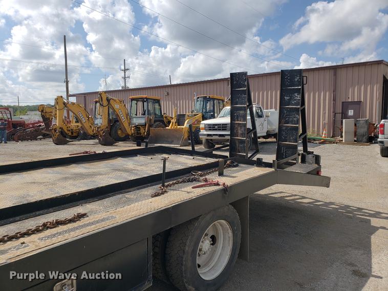 image for item DF2447 1993 Ford F700 flatbed truck