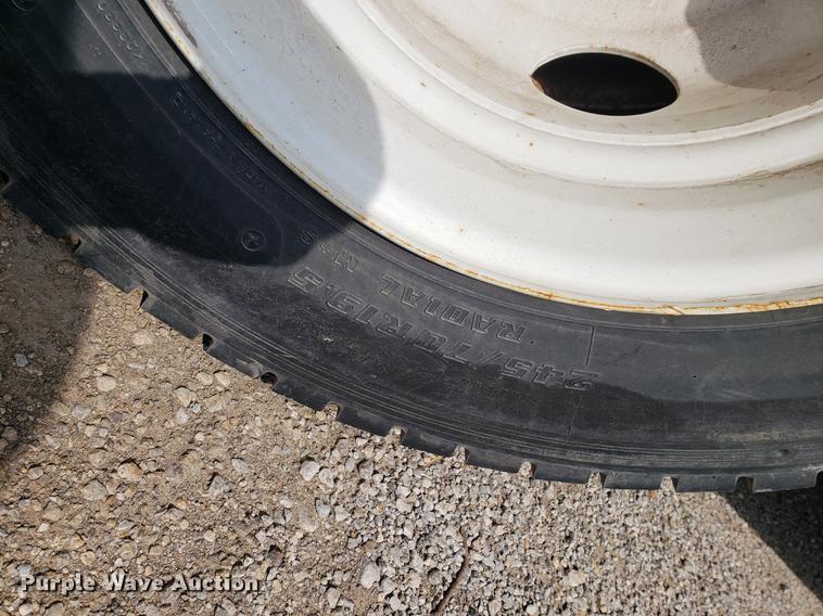 image for item DF2447 1993 Ford F700 flatbed truck