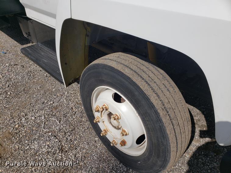 image for item DF2447 1993 Ford F700 flatbed truck