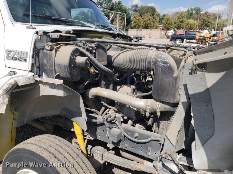 image for item DF2447 1993 Ford F700 flatbed truck