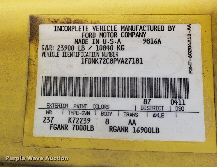 image for item DF2447 1993 Ford F700 flatbed truck