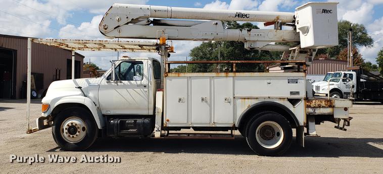 image for item DF2449 1995 Ford F800 bucket truck