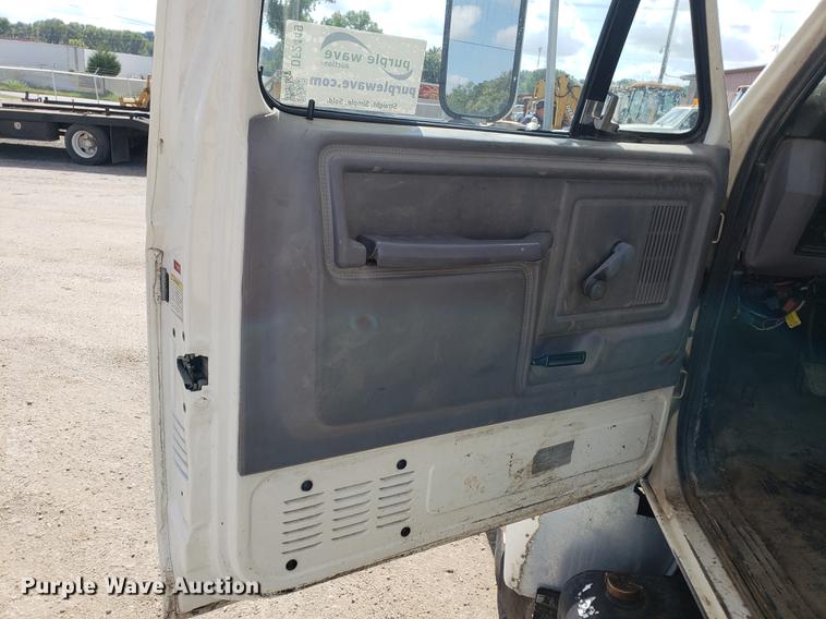 image for item DF2449 1995 Ford F800 bucket truck