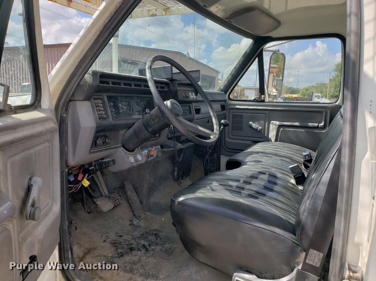 image for item DF2449 1995 Ford F800 bucket truck