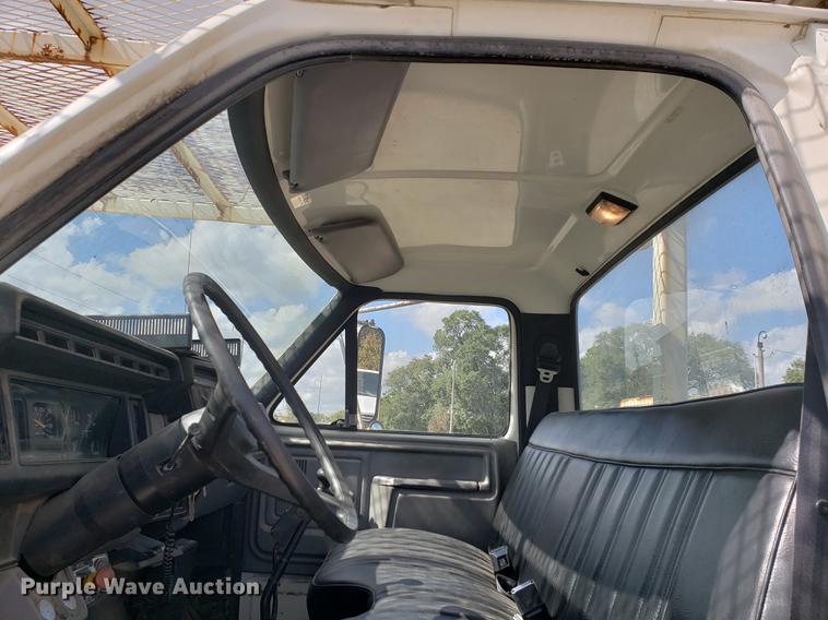 image for item DF2449 1995 Ford F800 bucket truck