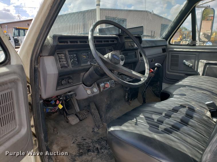 image for item DF2449 1995 Ford F800 bucket truck