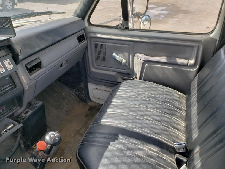 image for item DF2449 1995 Ford F800 bucket truck