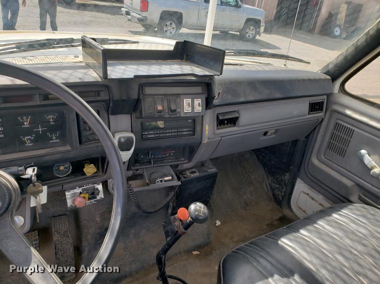 image for item DF2449 1995 Ford F800 bucket truck