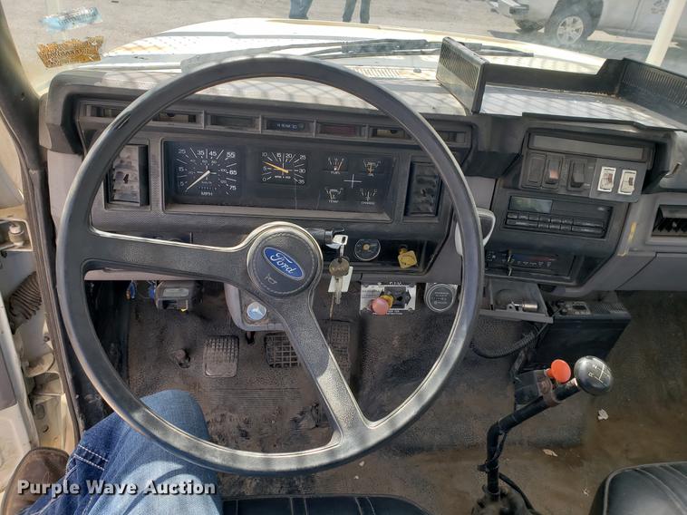 image for item DF2449 1995 Ford F800 bucket truck