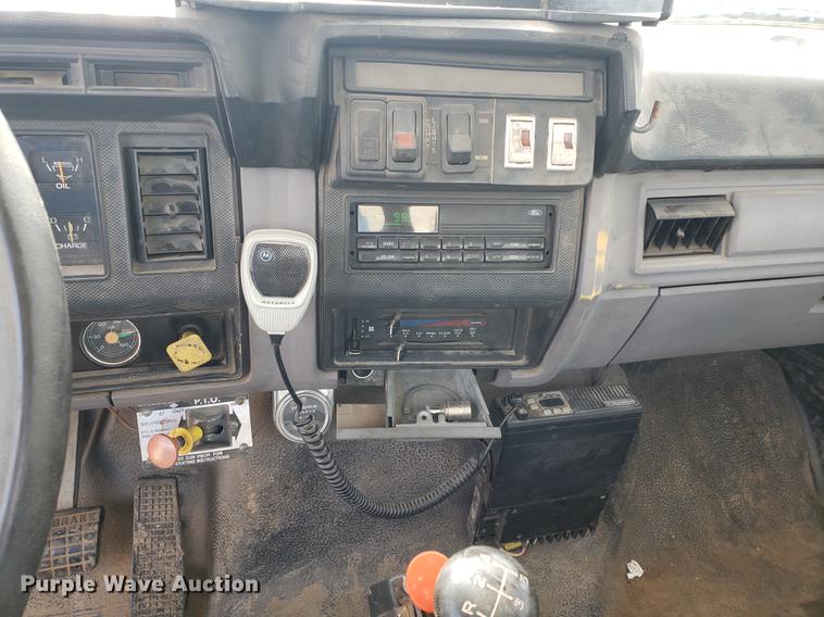 image for item DF2449 1995 Ford F800 bucket truck