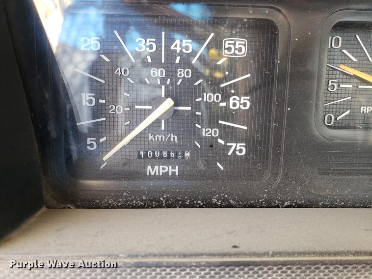 image for item DF2449 1995 Ford F800 bucket truck