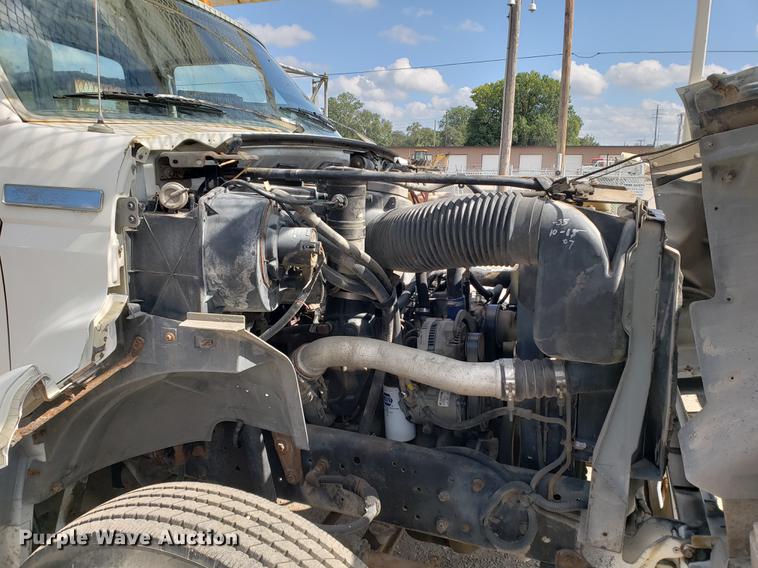 image for item DF2449 1995 Ford F800 bucket truck