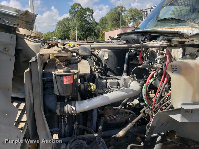 image for item DF2449 1995 Ford F800 bucket truck