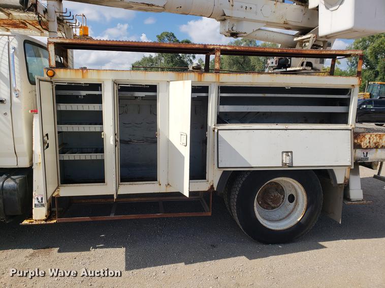 image for item DF2449 1995 Ford F800 bucket truck