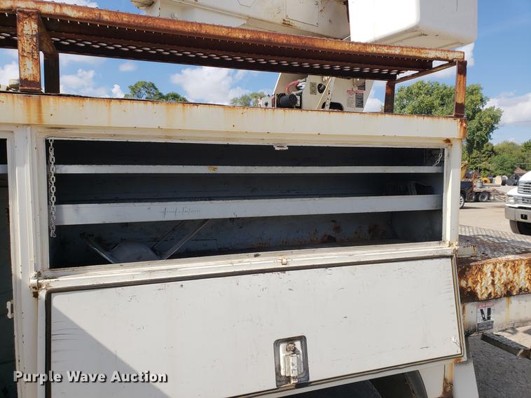 image for item DF2449 1995 Ford F800 bucket truck