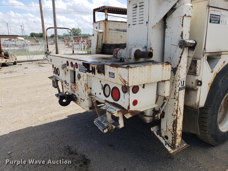 image for item DF2449 1995 Ford F800 bucket truck