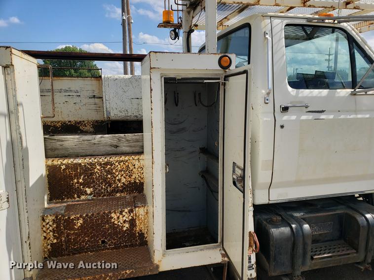 image for item DF2449 1995 Ford F800 bucket truck