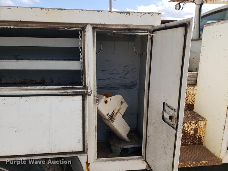 image for item DF2449 1995 Ford F800 bucket truck