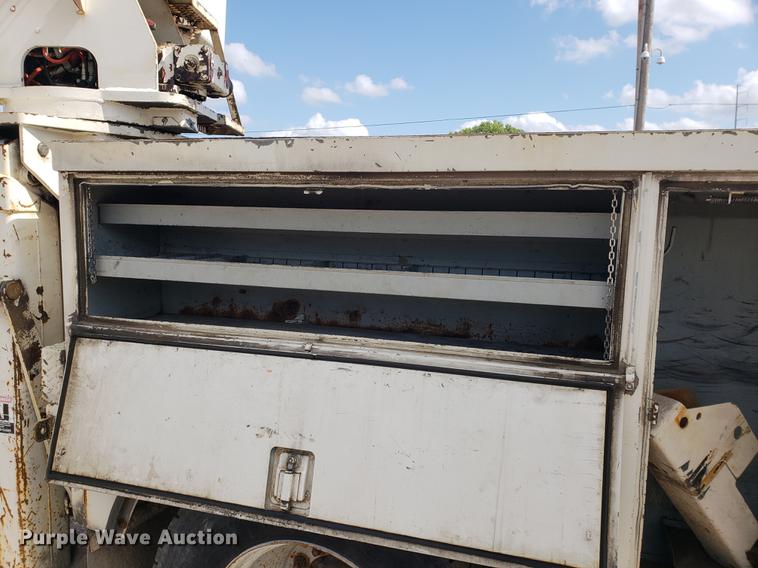 image for item DF2449 1995 Ford F800 bucket truck