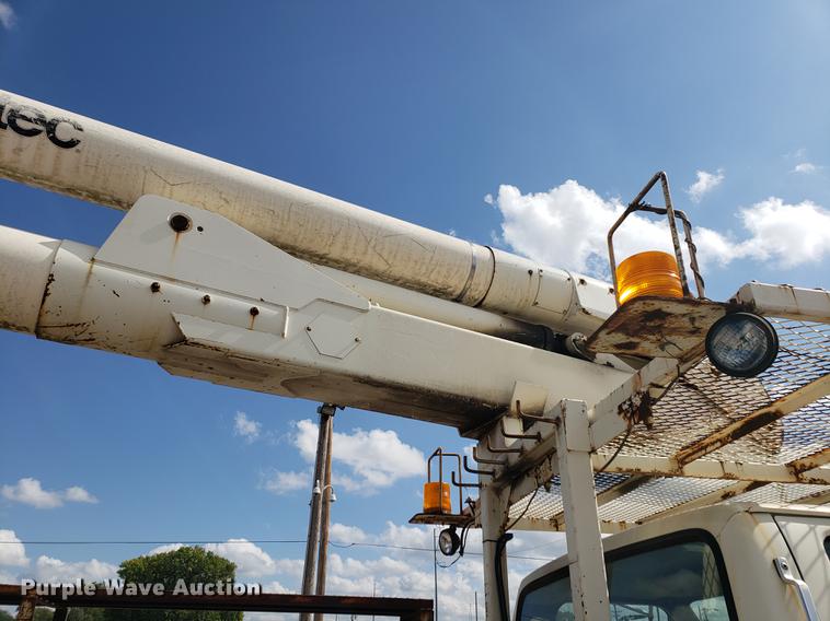 image for item DF2449 1995 Ford F800 bucket truck