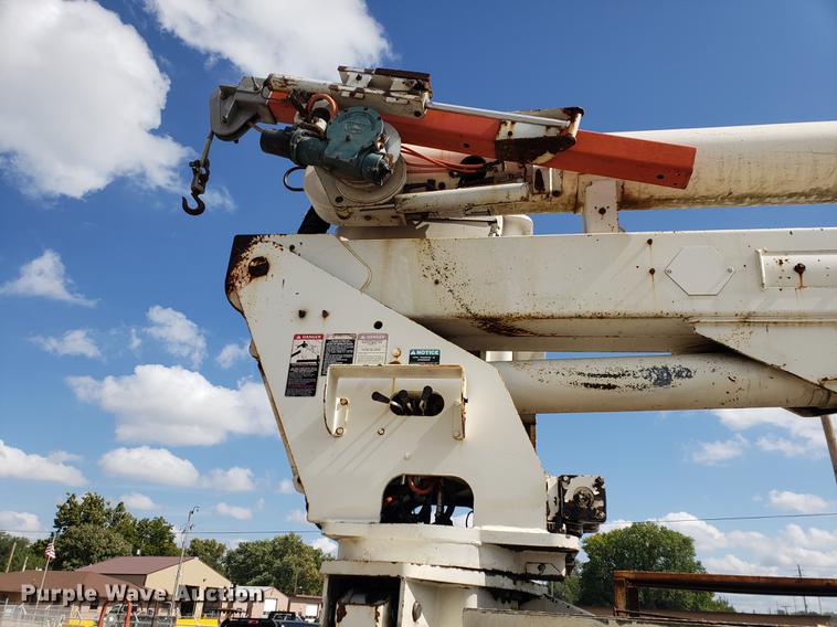 image for item DF2449 1995 Ford F800 bucket truck