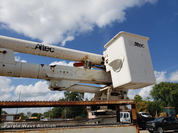 image for item DF2449 1995 Ford F800 bucket truck