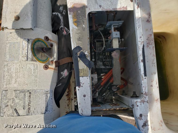 image for item DF2449 1995 Ford F800 bucket truck