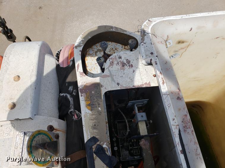 image for item DF2449 1995 Ford F800 bucket truck