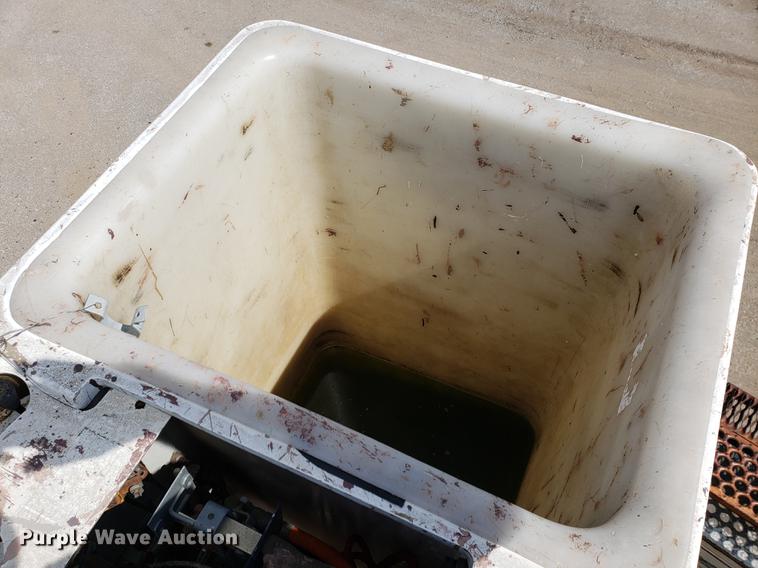 image for item DF2449 1995 Ford F800 bucket truck