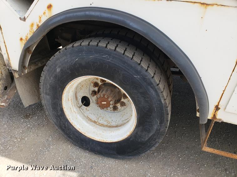 image for item DF2449 1995 Ford F800 bucket truck