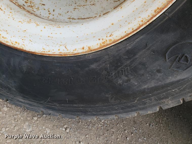 image for item DF2449 1995 Ford F800 bucket truck